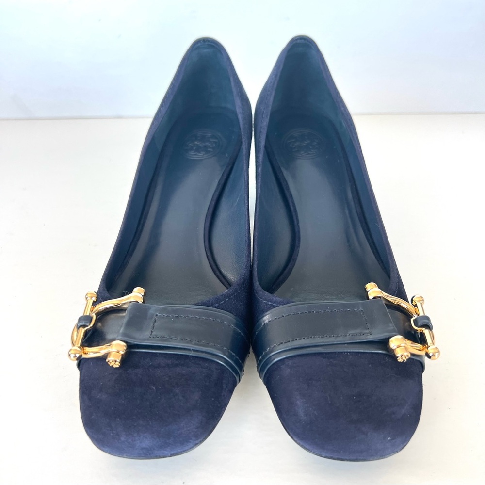 TORY BURCH Noel Navy Blue Suede Gold Horse Bit Vntg Closed Toe Heel Pump Sz 8 M - Picture 2 of 11